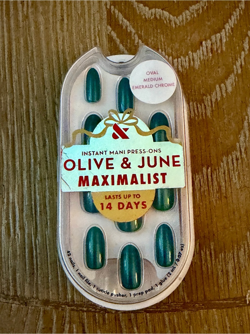 Olive & June Maximalist Press-On Nails in Emerald Chrome (Oval Medium)